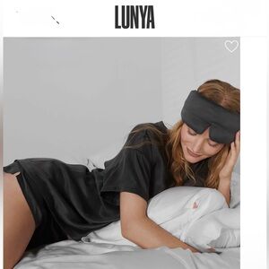 LUNYA
Washable Silk  Sleep Mask In meditative gray
$90 pre owned